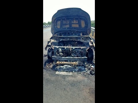 Burning Car : नाशिक-छत्रपती संभाजीनगर महामार्गावर धावत्या कारने घेतला पेट