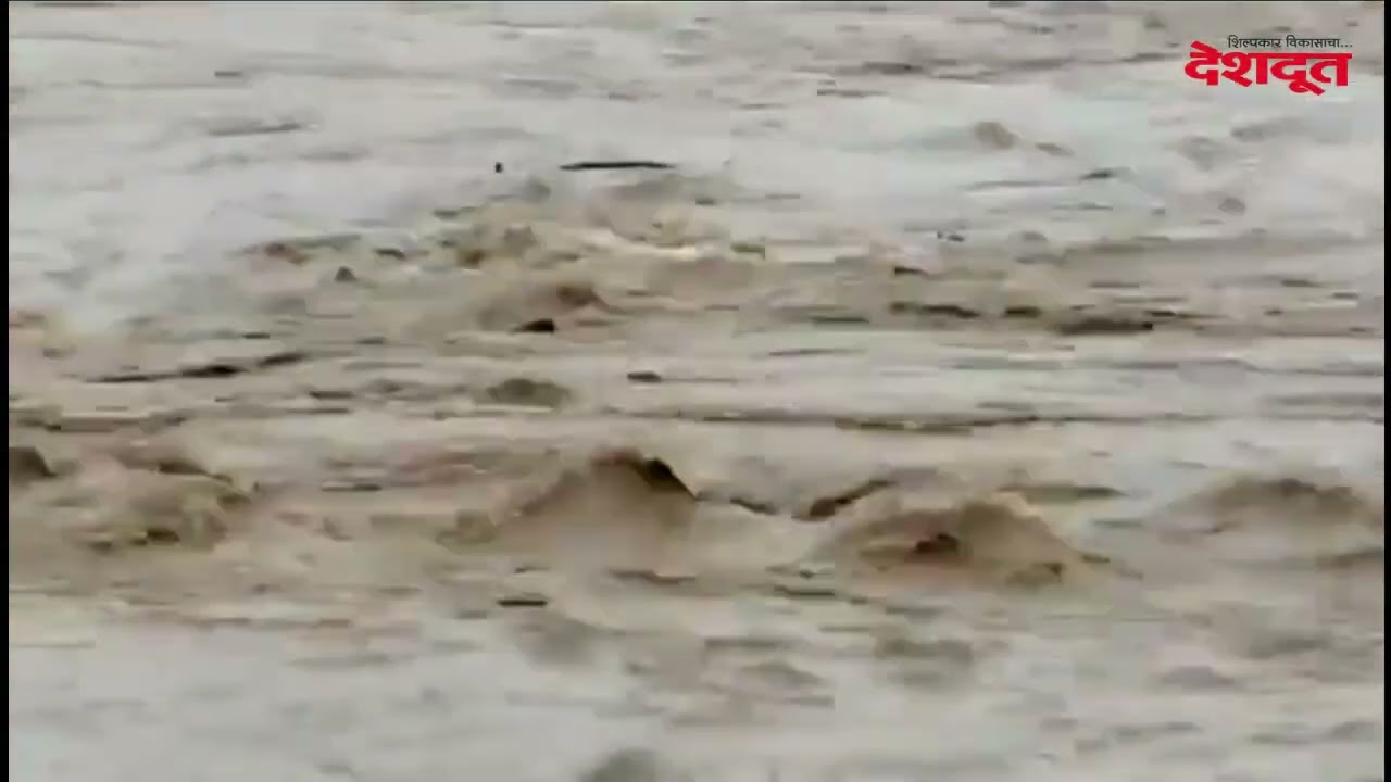 बुलढाण्यात पावसाचा हाहाकार! नदीला आलेल्या पुरात कार वाहुन गेली