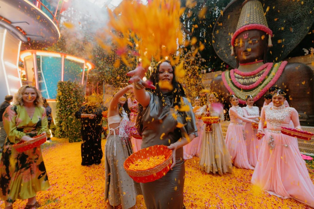 अंबानींच्या परिवारातील महिलांनी रिहानाचे स्वागत केले. भारतीय पारंपरिक नृत्याचा नमुना रिहानाच्या स्वागतासाठी सादर करण्यात आला.